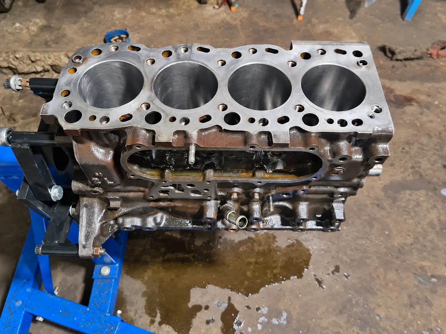 Engine components, close look — photo from the Felege Garage workshop