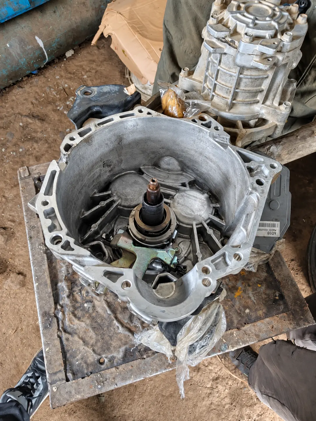 Gearbox stripped down — photo from the Felege Garage workshop