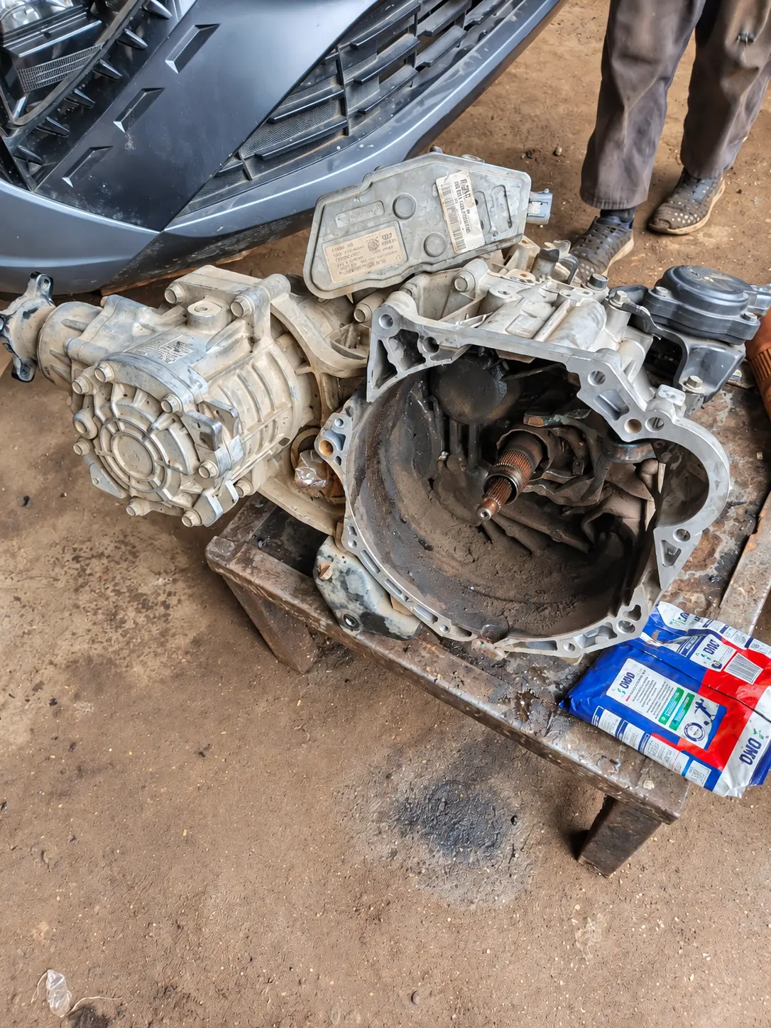 Transmission components in detail — photo from the Felege Garage workshop